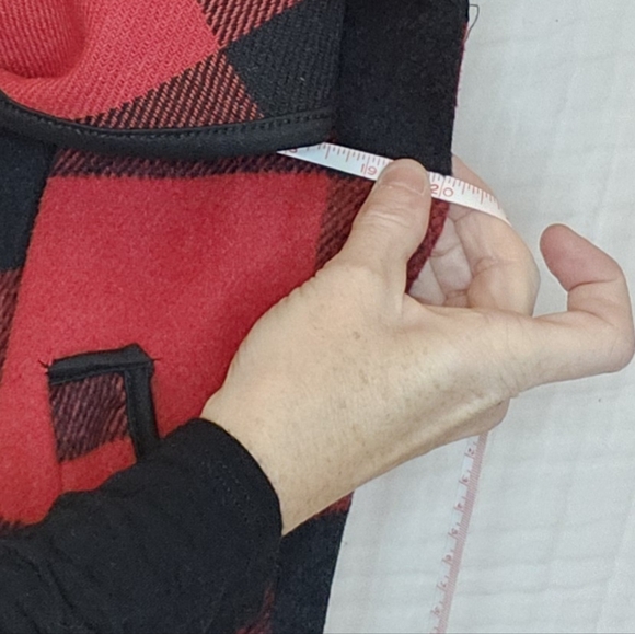 Buffalo Plaid Vest Open Cascade Style Front with Pockets Red Black Size Medium - Picture 7 of 7